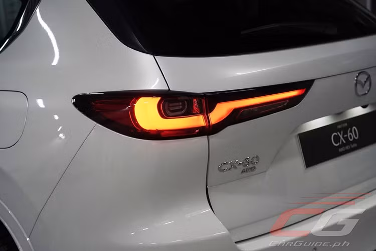 Vành 20 inch của Mazda CX-60 2024 đi kèm gói Premium Modern. Bên cạnh đó là lưới tản nhiệt màu đen bóng với những nan nằm dọc, bộ vành hợp kim 20 inch, phay xước 2 màu... Thứ hai là gói Premium Sport nhằm tạo cảm giác mạnh mẽ, giàu cảm xúc và hứng khởi cho xe. 