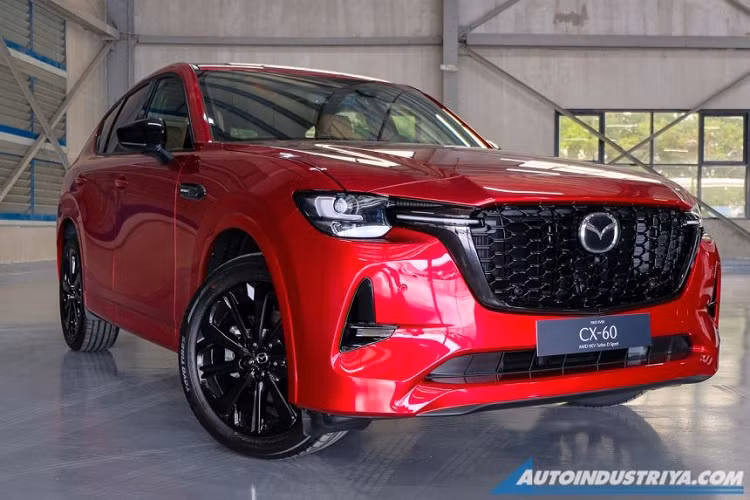 Mẫu xe SUV Mazda CX-60 2024 mới sở hữu kích thước lớn hơn Mazda CX-5 nhưng nhỏ hơn CX-8. Cụ thể, Mazda CX-60 có chiều dài 4.740 mm, chiều rộng 1.890 mm, chiều cao 1.685 mm và chiều dài cơ sở 2.870 mm. Các con số tương ứng của Mazda CX-5 2023 là 4.575 mm, 1.845 mm, 1.690 mm và 2.700 mm.