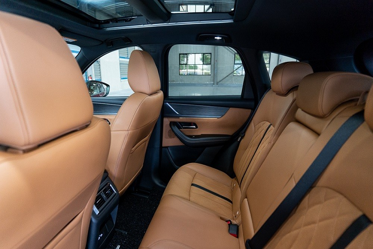 Thêm vào đó là hệ thống điều hòa tự động 2 vùng độc lập... ghế sau gập 40:20:40, hệ thống âm thanh Bose 12 loa, màn hình trung tâm kết nối Apple CarPlay/Android Auto không dây, cổng USB Type A/Type C và ghế trước thông hơi làm mát.