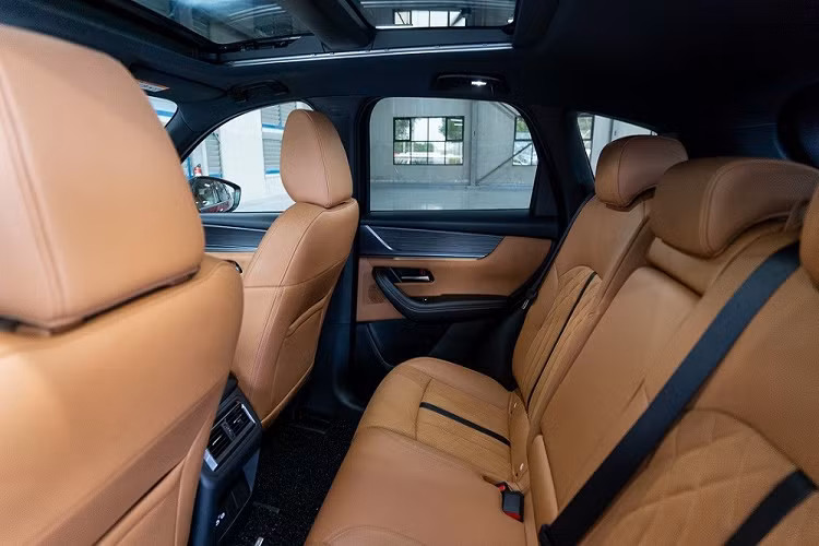 Thêm vào đó là hệ thống điều hòa tự động 2 vùng độc lập... ghế sau gập 40:20:40, hệ thống âm thanh Bose 12 loa, màn hình trung tâm kết nối Apple CarPlay/Android Auto không dây, cổng USB Type A/Type C và ghế trước thông hơi làm mát.