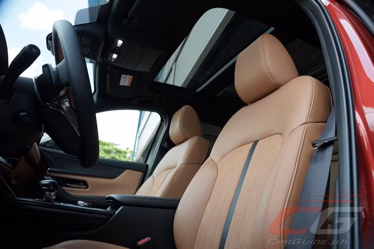 Mazda CX-60 sở hữu 2 tùy chọn động cơ. Thứ nhất là động cơ mild hybrid 48V có tên M Hybrid Boost, bao gồm máy xăng SkyActiv-G 6 xi-lanh thẳng hàng, tăng áp, dung tích 3.3L, cho công suất tối đa 284 mã lực tại tua máy 5.000 - 6.000 vòng/phút và mô-men xoắn cực đại 450 Nm tại tua máy 2.000 - 3.500 vòng/phút. Động cơ đi kèm với mô-tơ điện tích hợp vào hộp số tự động 8 cấp và pin lithium-ion 0,33 kWh.