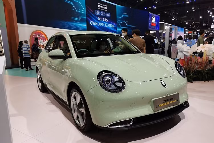 Theo đó, ORA Good Cat 2023 bản Pro có 3 tùy chọn màu sơn ngoại thất là trắng Hamilton White, trắng Hamilton White phối nóc đen và xanh dương Coral Blue. Nội thất của phiên bản này được bọc da màu đen. Trong khi đó, ORA Good Cat 2023 bản Ultra có 6 tùy chọn màu sơn ngoại thất.