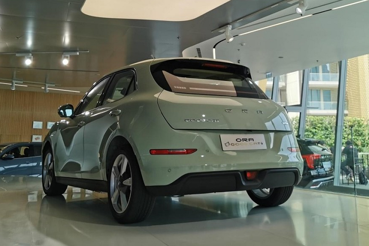 Ngoài 3 màu giống bản Pro, bản Ultra còn có thêm màu be Hazel Wood Beige phối nóc nâu Wisdom Brown, xanh Verdant Green phối nóc trắng Hamilton White và xanh bạc hà Pistachio Green. Màu nội thất tương ứng với 3 màu sơn ngoại thất này là nâu phối be, xanh lá phối xám và xanh bạc hà phối be.