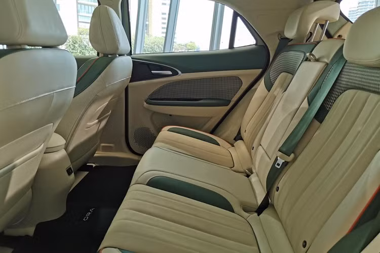 Bên trong ORA Good Cat 2023 là nội thất 5 chỗ ngồi với vô lăng bọc da, tích hợp phím chức năng và mặt táp-lô trang trí bằng chất liệu da lộn. Thêm vào đó là ghế lái chỉnh điện 6 hướng, có tính năng massage, nhớ 3 vị trí và ghế sau gập 60:40.