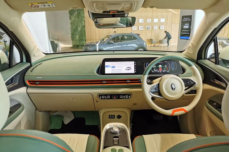 Cách đây không lâu, ORA Good Cat đã được mở cọc trở lại ở Thái Lan. Đồng thời, hãng ORA cũng vén màn phiên bản 2023 của mẫu ô tô điện này. Tại thị trường Thái Lan, ORA Good Cat 2023 có 2 phiên bản là Pro và Ultra. Điểm nhấn của ORA Good Cat 2023 tại Thái Lan chính là màu sơn ngoại thất và cách phối màu nội thất mới.