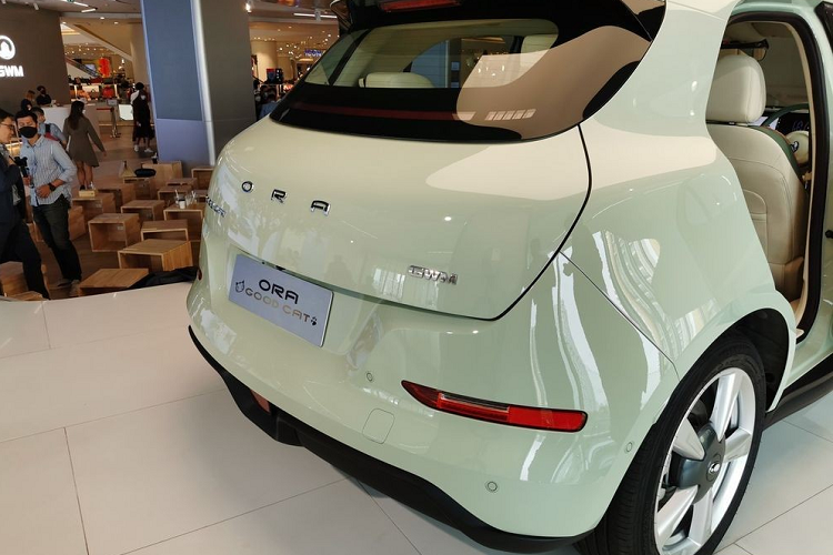 Thời gian sạc pin bằng bộ sạc chậm AC 6,6 kW là khoảng 8 tiếng với pin LFP và 10 tiếng với pin lithium Ternary. Nếu dùng bộ sạc nhanh DC 60 kW, thời gian nạp pin từ 0-80% là khoảng 45 phút với pin LFP và 60 phút với pin lithium Ternary.