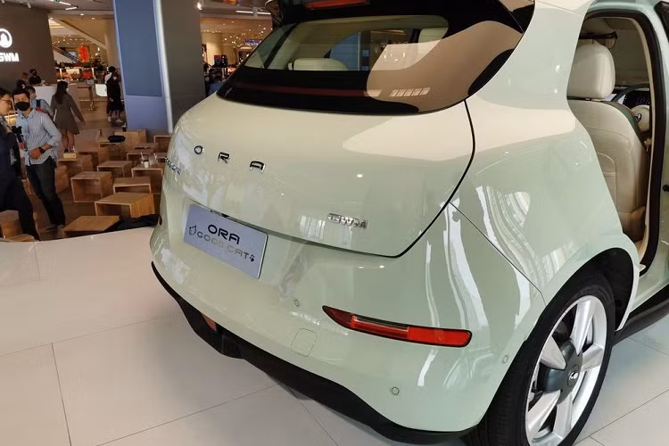 Thời gian sạc pin bằng bộ sạc chậm AC 6,6 kW là khoảng 8 tiếng với pin LFP và 10 tiếng với pin lithium Ternary. Nếu dùng bộ sạc nhanh DC 60 kW, thời gian nạp pin từ 0-80% là khoảng 45 phút với pin LFP và 60 phút với pin lithium Ternary.