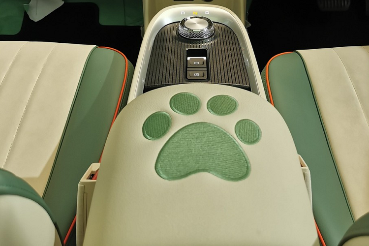 ỗ trợ giữ làn đường, cảnh báo chuyển làn đường, cảnh báo điểm mù, cảnh báo nguy cơ va chạm từ phía sau, cảnh báo phương tiện cắt ngang khi lùi, hỗ trợ phanh khi lùi, camera 360 độ và cảm biến khoảng cách hỗ trợ đỗ xe trước/sau. "Trái tim" của ORA Good Cat 2023 tại thị trường Thái Lan là 1 mô-tơ điện mạnh 143 mã lực và 210 Nm.