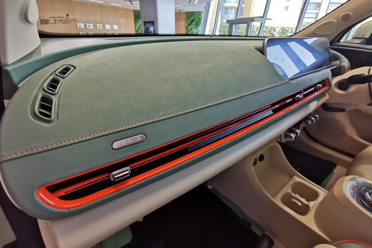 Trong số này, màu xanh bạc hà Pistachio Green là mới được bổ sung cho phiên bản 2023. Ngoài màu sơn mới, ORA Good Cat 2023 còn được tăng thời gian bảo hành lên 5 năm hoặc 150.000 km, tùy điều kiện nào đến trước. Thời gian bảo hành pin là 8 năm hoặc 180.000 km. Trong khi đó, những trang bị còn lại của ORA Good Cat 2023 dành cho thị trường Thái Lan không có gì thay đổi.