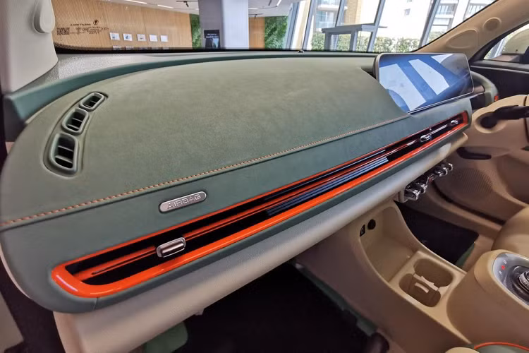 Trong số này, màu xanh bạc hà Pistachio Green là mới được bổ sung cho phiên bản 2023. Ngoài màu sơn mới, ORA Good Cat 2023 còn được tăng thời gian bảo hành lên 5 năm hoặc 150.000 km, tùy điều kiện nào đến trước. Thời gian bảo hành pin là 8 năm hoặc 180.000 km. Trong khi đó, những trang bị còn lại của ORA Good Cat 2023 dành cho thị trường Thái Lan không có gì thay đổi.