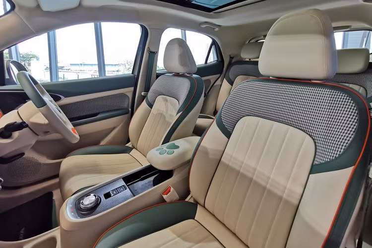 Xe tiếp tục có những trang bị ngoại thất đáng chú ý như đèn pha LED tự động bật/tắt, đèn chào mừng, đèn chờ dẫn đường, dải đèn LED định vị ban ngày, đèn hậu LED, đèn sương mù LED phía sau, gương chiếu hậu gập điện/chỉnh điện/tích hợp đèn báo rẽ/nhớ vị trí, cần gạt nước tự động, vành hợp kim 18 inch và cửa sổ trời toàn cảnh Panorama đóng/mở chỉnh điện.