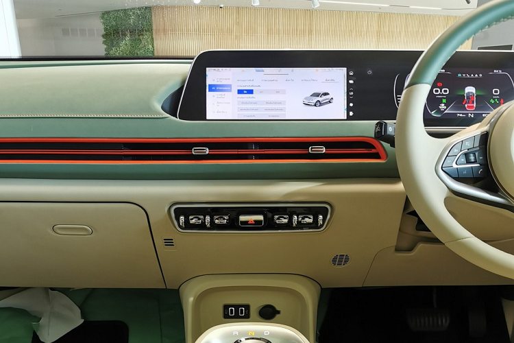 Ngay cả trang bị an toàn của ORA Good Cat 2023 cũng khá đầy đủ với 6 túi khí, hệ thống hỗ trợ đỗ xe tự động, hệ thống kiểm soát hành trình thích ứng, hỗ trợ ôm cua thông minh, kiểm soát hành trình ở tốc độ thấp, phanh khẩn cấp tự động, cảnh báo va chạm phía trước, cảnh báo lệch làn đường, giữ xe ở giữa làn đường