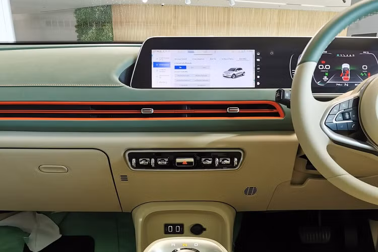 Ngay cả trang bị an toàn của ORA Good Cat 2023 cũng khá đầy đủ với 6 túi khí, hệ thống hỗ trợ đỗ xe tự động, hệ thống kiểm soát hành trình thích ứng, hỗ trợ ôm cua thông minh, kiểm soát hành trình ở tốc độ thấp, phanh khẩn cấp tự động, cảnh báo va chạm phía trước, cảnh báo lệch làn đường, giữ xe ở giữa làn đường