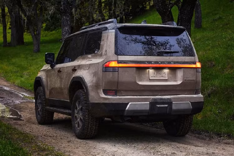 Bên cạnh đó, xe còn được trang bị hệ thống treo tay đòn kép phía trước, hệ thống treo đa liên kết đằng sau và hệ thống lái điện tử. Hệ thống treo biến thiên thích ứng với giảm xóc chủ động là trang bị tùy chọn. Hiện giá bán của Lexus GX 2024 vẫn chưa được công bố.