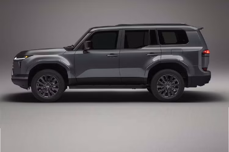 Kích thước của xe sẽ thay đổi theo phiên bản, bao gồm chiều dài 5.005 mm, chiều rộng 2.114 mm, chiều cao 1.915 - 1.935 mm và chiều dài cơ sở 2.850 mm. So với thế hệ cũ, xe dài hơn 125 mm, rộng hơn 229 mm, cao hơn 30 - 50 mm và chiều dài cơ sở tăng 61 mm. Không chỉ đồ sộ hơn, Lexus GX 2024 còn được trang bị thân xe góc cạnh hơn với những đường cắt xẻ sâu. Ở khu vực đầu xe, mẫu SUV hạng sang này tiếp tục được trang bị lưới tản nhiệt hình con suốt đặc trưng của thương hiệu Lexus.