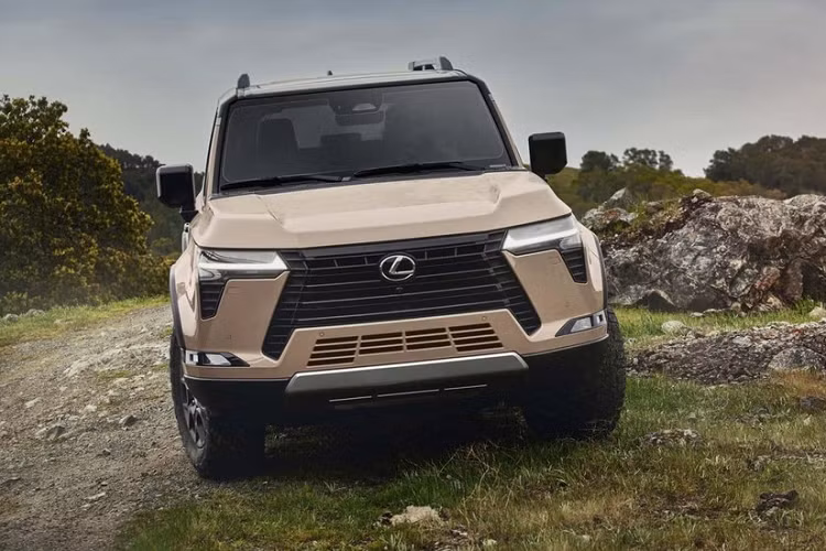 Lexus GX thế hệ thứ 3 được phát triển dựa trên khung gầm sát-xi rời, tương tự đàn anh LX 600 và Toyota Land Cruiser 300 Series. Xe được chia thành 6 phiên bản, bao gồm Premium, Premium+, Luxury, Luxury+, Overtrail và Overtrail+. Trong đó, 2 phiên bản Overtrail và Overtrail+ sẽ tập trung nhiều hơn vào khả năng off-road.