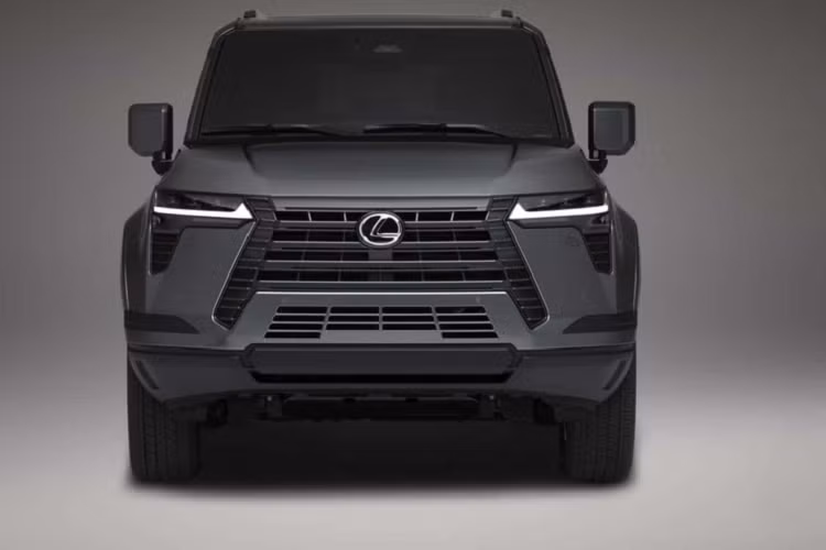 Lưới tản nhiệt của xe được sơn màu đen và nối liền với cụm đèn pha LED ở hai bên. Đèn pha tích hợp dải đèn LED định vị ban ngày hình chữ "L" quen thuộc của xe Lexus và đi kèm khe gió giả nằm dọc bên dưới. Chưa hết, Lexus GX mới còn có cản trước khỏe khoắn hơn với hốc gió trung tâm hình thang sơn cùng màu thân xe. Tiếp đến là nắp ca-pô với những đường dập gân nổi bật, kính chắn gió thẳng đứng hơn trước và hốc bánh phồng lên, chứa các vành la-zăng mới.