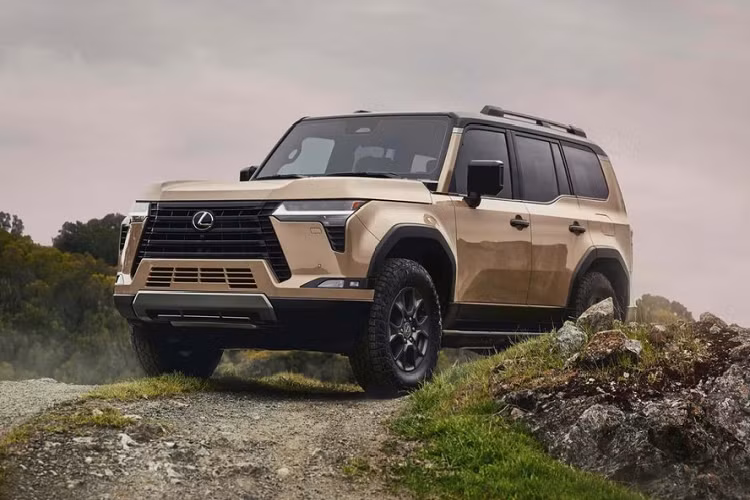 Đúng như những hình ảnh úp mở từ trước đó, mẫu xe SUV Lexus GX 2024 sở hữu ngoại hình rắn rỏi, hầm hố và nam tính hơn, gợi liên tưởng đến SUV hạng sang Range Rover. Ngoài ra, mẫu xe nhà Lexus còn "bắt trend" với những công nghệ hiện đại hơn nhằm duy trì khả năng cạnh tranh trên thị trường.