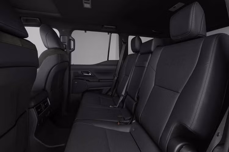 Tuy có màn hình lớn hơn thế hệ cũ nhưng xe vẫn đi kèm những 2 núm xoay để chỉnh nhiệt độ và âm lượng tiện dụng. Ở phía sau cần số còn có các nút bấm điều khiển hộp số phụ và khóa vi sai.