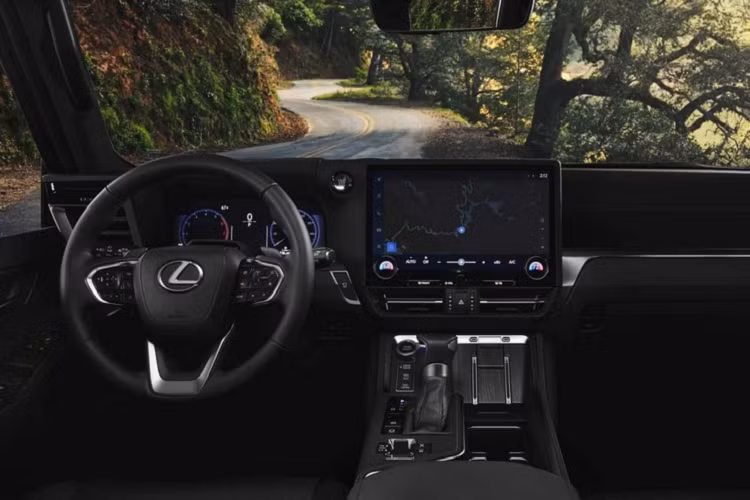 Hai phiên bản này có thể phối nóc đen với thân xe màu bạc Atomic Silver, xám Incognito, xanh Nori Green Pearl hoặc nâu Earth. Nếu như ngoại thất của Lexus GX 2024 mang hơi hướng xe việt dã thì nội thất lại tập trung vào sự sang trọng. Bên trong mẫu xe này có 2 cấu hình ghế, bao gồm 6 chỗ và 7 chỗ. Trong đó, bản 6 chỗ sẽ được trang bị 2 ghế thương gia ở giữa.