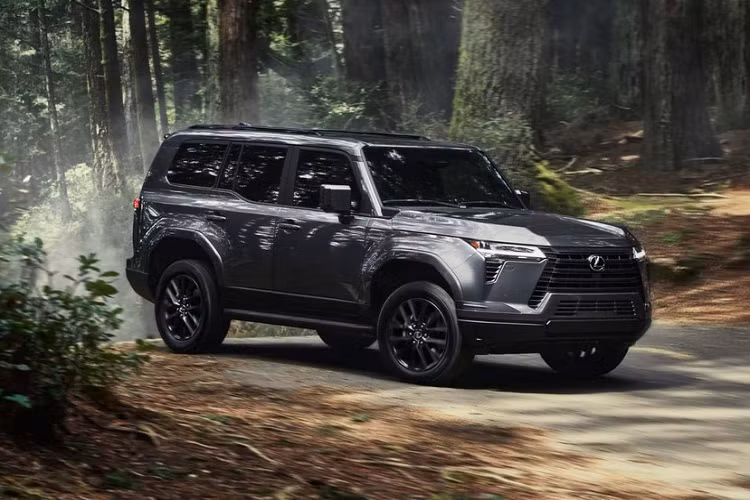 Hộp số phụ điều khiển điện tử giúp thời gian chuyển giữa 2 chế độ cầu chậm 4WD-High và cầu nhanh 4WD-Low nhanh hơn trước. Ngoài ra, phiên bản Overtrail còn có khóa vi sai cầu sau. Trong tương lai, mẫu SUV hạng sang này sẽ có thêm phiên bản hybrid. Tuy nhiên, hãng Toyota chưa cung cấp thời điểm ra mắt cụ thể của Lexus GX Hybrid thế hệ mới.