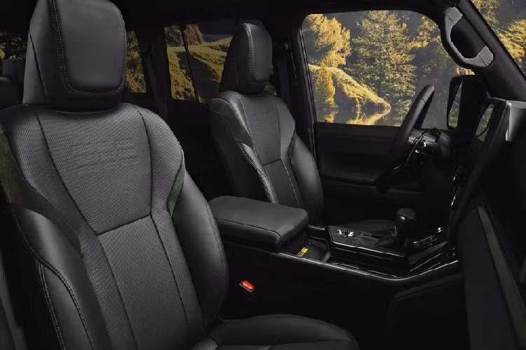 Không hổ danh là thành viên của gia đình Lexus, mẫu SUV hạng sang này cũng được trang bị ghế trước sưởi ấm/thông gió tiêu chuẩn. Trong khi đó, sưởi hàng ghế sau là trang bị tùy chọn. Ghế của xe được bọc bằng chất liệu da semi-aniline và NuLuxe màu đen, xám hoặc nâu. Phiên bản Overtrail có thể kết hợp các màu sắc như đen - xanh hoặc nâu - xanh.