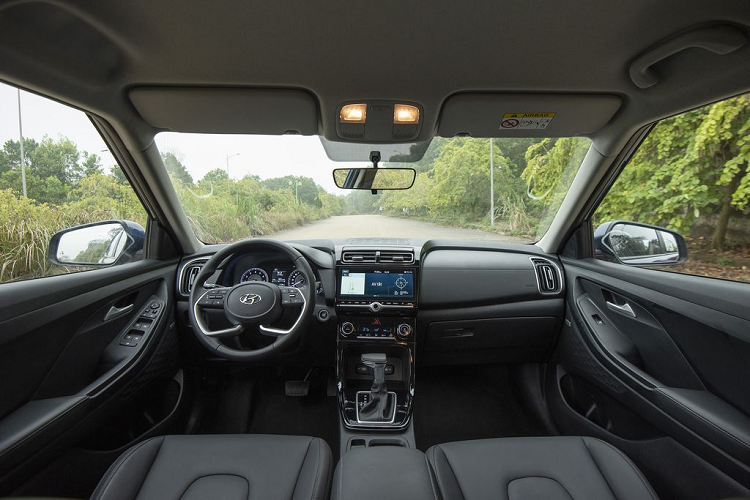 Hyundai Creta 2023 mới, sản xuất năm 2023 cũng nhận được ưu đãi nhưng chỉ giảm khoảng 25 triệu đồng cho bản tiêu chuẩn, còn bản đặc biệt và cao cấp giá vẫn không đổi. Việc giảm giá sâu càng giúp mẫu xe SUV cỡ B này có lợi thế cạnh tranh hơn trước các đối thủ như Toyota Corolla Cross, Kia Seltos hay Honda HR-V.