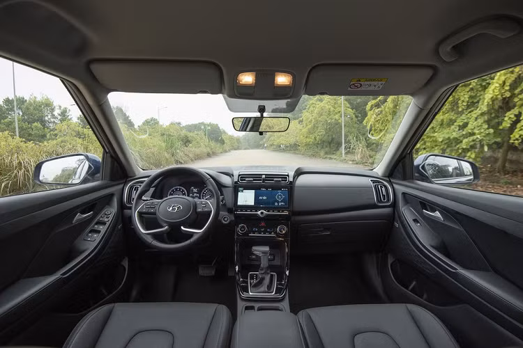 Hyundai Creta 2023 mới, sản xuất năm 2023 cũng nhận được ưu đãi nhưng chỉ giảm khoảng 25 triệu đồng cho bản tiêu chuẩn, còn bản đặc biệt và cao cấp giá vẫn không đổi. Việc giảm giá sâu càng giúp mẫu xe SUV cỡ B này có lợi thế cạnh tranh hơn trước các đối thủ như Toyota Corolla Cross, Kia Seltos hay Honda HR-V.