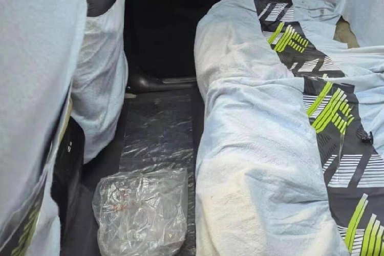 Bên ngoài, mẫu SUV mới của BYD sở hữu ngoại hình vuông vức, tương tự Mercedes-Benz G-Class. Trên thân xe xuất hiện những đường nét thẳng thớm, tạo cảm giác mạnh mẽ. Gương chiếu hậu của xe có kích thước khá lớn trong khi chắn bùn trước có vẻ được tích hợp camera.