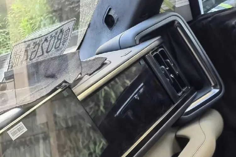 Bên cạnh đó là màn hình cảm ứng trung tâm cỡ lớn ở giữa. Theo truyền thống của các mẫu xe BYD thì màn hình này có thể xoay ngang hoặc dọc tùy ý. Tiếp đến là màn hình giải trí dành cho hành khách phía trước.