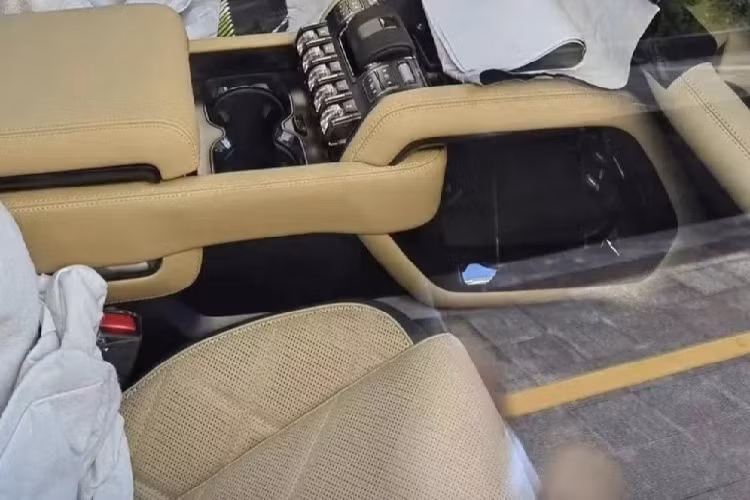 Điểm nhấn bên trong mẫu xe SUV BYD Fang Cheng Bao SF việt dã này chính là 3 màn hình trên mặt táp-lô. Đầu tiên là màn hình LCD nằm đằng sau vô lăng, đóng vai trò bảng đồng hồ kỹ thuật số.