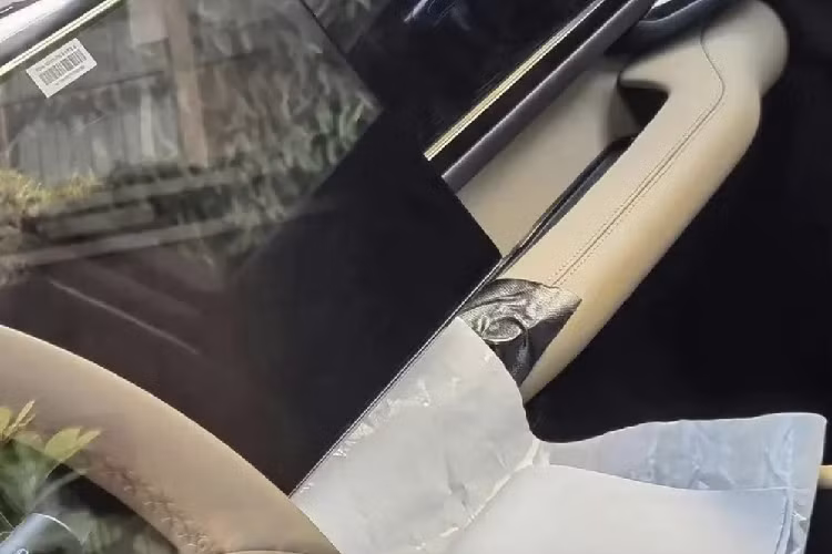 Là xe việt dã nên BYD Fang Cheng Bao SF tuy có đến 3 màn hình nhưng vẫn không loại bỏ những nút bấm cơ học. Thay vào đó, trên cụm điều khiển trung tâm của xe có một dãy nút bấm với thiết kế như phím đàn piano. Ngoài ra, ở cụm điều khiển trung tâm còn có cần số điện tử và 2 con lăn để chỉnh các tính năng của xe.