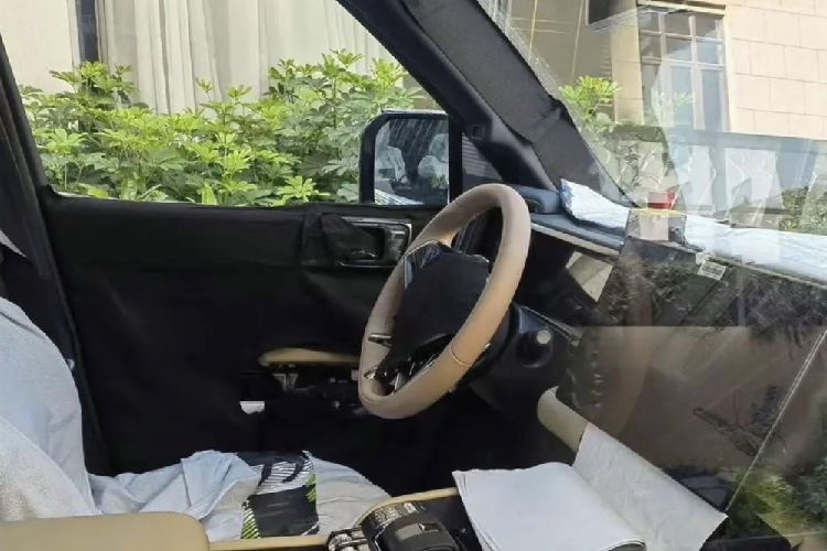 Tuy nhiên, thiết kế nội thất của mẫu xe này lại lộ khá rõ ràng. Được coi như đối thủ của Mercedes-Benz G-Class, BYD Fang Cheng Bao SF sở hữu không gian nội thất có thiết kế khá cao cấp nhờ chất liệu da màu sáng sang trọng.