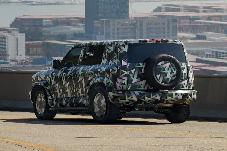 Chiếc BYD Fang Cheng Bao SF chạy thử tại Trung Quốc sở hữu tem "2316" trên kính lái. Một số thông tin cho biết con số "2316" ở đây ám chỉ 2 mô-tơ điện, 3 khóa vi sai và 1 khung gầm off-road mới. Tuy nhiên, mẫu SUV này không phải là ô tô điện mà mà xe plug-in hybrid (PHEV). Đó là lý do vì sao ở hai bên chắn bùn sau của xe có nắp bình xăng và cổng sạc.