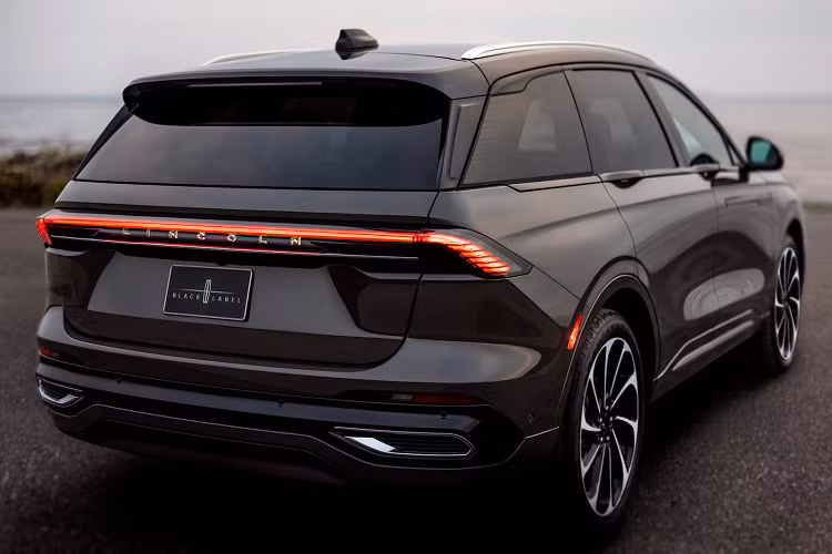 Ngoài ra, chiếc xe crossover Lincoln Nautilus thế hệ mới không bỏ hẳn nút bấm vật lý, nút bấm có thể nhìn thấy ở phía dưới màn hình điều khiển trung tâm. Về sức mạnh, xe mới được trang bị động cơ tăng áp 2.0T với công suất tối đa 255 mã lực và mô-men xoắn cực đại 390 Nm.