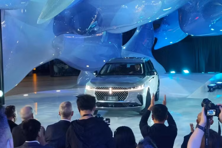 Tại triển lãm ô tô Thượng Hải 2023, Lincoln Navigator thế hệ mới đã chính thức được ra mắt sau nhiều lần rò rỉ hình ảnh trên mạng xã hội. Đây đã là thế hệ thứ 3 của Crossover hạng sang Lincoln Nautilus và nó cho thấy ngôn ngữ thiết kế của xe đã đi theo hướng mới.