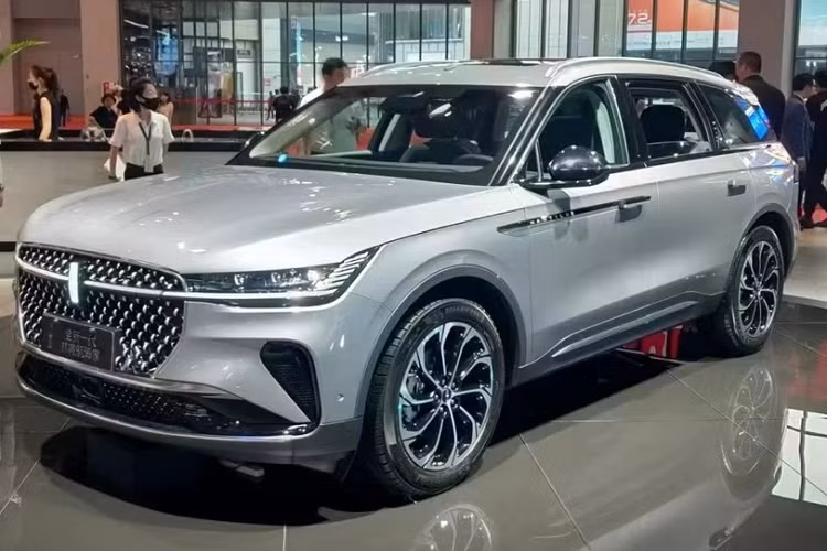 Lincoln Nautilus2023 mới vừa ra mắt tại Trung Quốc có 3 phiên bản, trong đó, ngoài việc ngoại thất và nội thất lột xác hoàn toàn so với xe Lincoln Nautilus thế hệ cũ, chiếc xe mới còn gây chú ý với hệ truyền động hybrid, nhưng đáng tiếc là thông số cụ thể của xe không được tiết lộ.