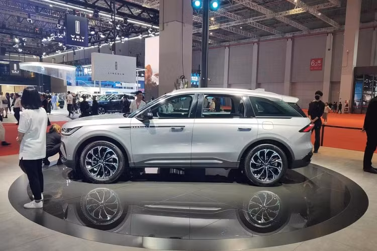 Chưa hết, cụm đèn pha của xe Lincoln Nautilus thế hệ mới còn có thiết kế góc cạnh, được phủ lên màu đen bóng trông có chiều sâu, và hình dạng của các khe hút gió hai bên sẽ phản ánh sự khác biệt giữa xe chạy bằng nhiên liệu và các mẫu xe hybrid.
