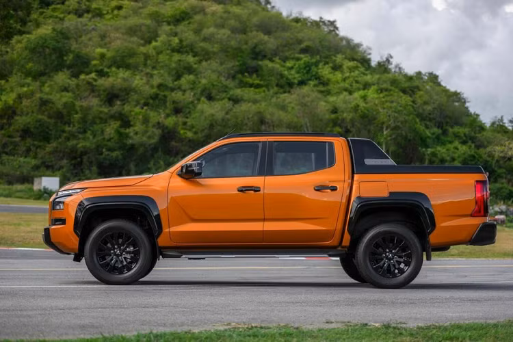 Đây là lý do vì sao hãng Mitsubishi sẽ sớm bổ sung trang bị này cho mẫu xe bán tải của mình. Hiện nay, phần lớn các đối thủ của Mitsubishi Triton trong phân khúc xe bán tải hạng trung như Toyota Hilux hay Nissan Navara đều dùng phanh tang trống sau. Tuy nhiên, Ford Ranger và Volkswagen Amarok đã được trang bị phanh đĩa sau trên các bản cao cấp.