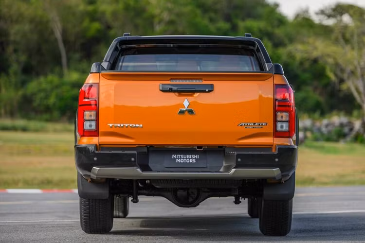 Những trang bị khác như; ghế bọc da, ghế lái chỉnh điện 8 hướng, chìa khóa thông minh, khởi động nút bấm, điều hòa 2 vùng tự động, màn hình cảm ứng trung tâm 10 inch, hỗ trợ Apple CarPlay/Android Auto, hệ thống định vị, hệ thống âm thanh 6 loa, 2 cổng sạc 12V, cổng USB Type A/Type C cho hàng ghế sau và sạc điện thoại không dây.