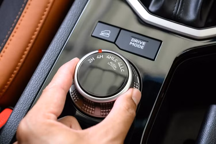 Tại thị trường Thái Lan, Mitsubishi Triton thế hệ mới có những trang bị đáng chú ý như đèn pha LED hình chữ "T", dải đèn LED định vị ban ngày hình chữ "L", vành hợp kim 18 inch, lốp 265/60 R18, đèn hậu nằm dọc, vô lăng 3 chấu bọc da, chỉnh 4 hướng, tích hợp phím chức năng...