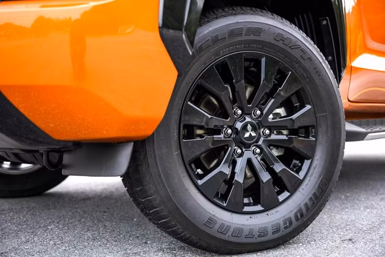 Trong thời gian tới, mẫu xe bán tải này có thể sẽ có thêm bảng đồng hồ kỹ thuật số 12,3 inch, tương tự người anh em cùng thương hiệu là Outlander. Đáng tiếc là ông Masuda không hé lộ thời điểm Mitsubishi Triton được áp dụng những thay đổi kể trên. Nhiều khả năng hãng Mitsubishi sẽ không chờ đến phiên bản nâng cấp giữa vòng đời dự kiến phải 4 năm nữa mới ra mắt của Triton. Phanh đĩa sau và bảng đồng hồ kỹ thuật số có thể sẽ được bổ sung cho xe sớm hơn để tăng sức cạnh tranh.