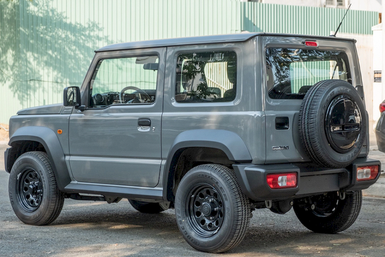 Tại thị trường quốc tế, Suzuki Jimny bản GLX AT được trang bị nhiều tính năng nổi bật như: đèn pha LED tự động, hệ thống rửa đèn pha, đèn sương mù trước, gương chiếu hậu sơn đen, có tính năng chỉnh điện/gập điện, ốp cản trước/sau chống xước và cửa cốp mở ngang đi kèm lốp dự phòng...