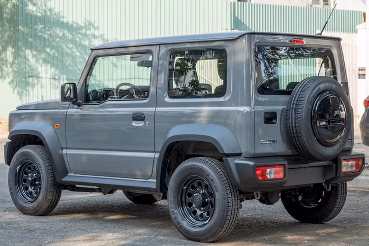 Tại thị trường quốc tế, Suzuki Jimny bản GLX AT được trang bị nhiều tính năng nổi bật như: đèn pha LED tự động, hệ thống rửa đèn pha, đèn sương mù trước, gương chiếu hậu sơn đen, có tính năng chỉnh điện/gập điện, ốp cản trước/sau chống xước và cửa cốp mở ngang đi kèm lốp dự phòng...