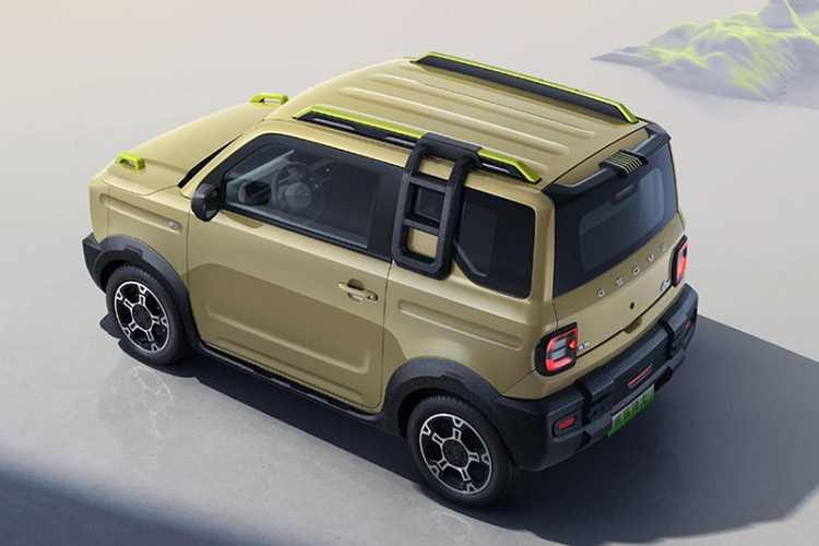 Về ngoại hình, Geely Panda Knight áp dụng phong cách thiết kế của một chiếc SUV địa hình, với thiết kế đầy vuông vức, thậm chí, còn có bậc cửa trên cửa sổ thứ 2, giá nóc, nhìn rất hầm hố lạ mắt, bộ mâm của xe cũng có thiết kế khá vui nhộn. Geely Panda Knight có ba màu thân xe cá tính là trắng, xanh lục và nâu, cùng các chi tiết như lưới tản nhiệt, cản trước và cản sau, vòm bánh xe chống trầy xước được sơn màu đen, tạo tính tương phản rất tốt cho chiếc xe SUV điện cỡ nhỏ này.