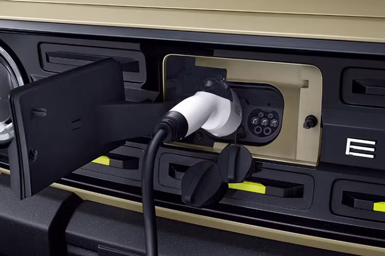 Kích thước của Geely Panda Knight tương tự như Panda Mini trước đó, với chiều dài, chiều rộng và chiều cao lần lượt là 3.135 mm x 1.565 mm x 1.655 mm và chiều dài cơ sở là 2.015 mm. Nội thất xe Geely Panda Knightcó 2 màu xanh lá và trắng. Ghế được làm từ chất liệu da nhân tạo với lớp xốp dày 70 mm và lớp vải 5 mm, xe còn được trang bị bảng đồng hồ màu 9,2 inch, màn hình điều khiển trung tâm 8 inch, vô lăng đáy phẳng 2 chấu tương phản, cơ cấu sang số kiểu núm xoay và các tính năng công nghệ khác.