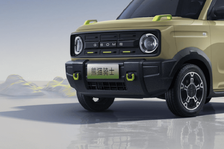 Knight là mẫu xe thứ hai trong dòng Panda của nhà sản xuất ôtô đến từ Chiết Giang. Nó theo sau một chiếc hatchback, Panda Mini , được cho là câu trả lời của Geely cho vua xe mini ở Trung Quốc, Wuling Hongguang MINI EV. Doanh số bán hàng của Geely Panda Mini ổn định ở mức khoảng 7.000 chiếc mỗi tháng.