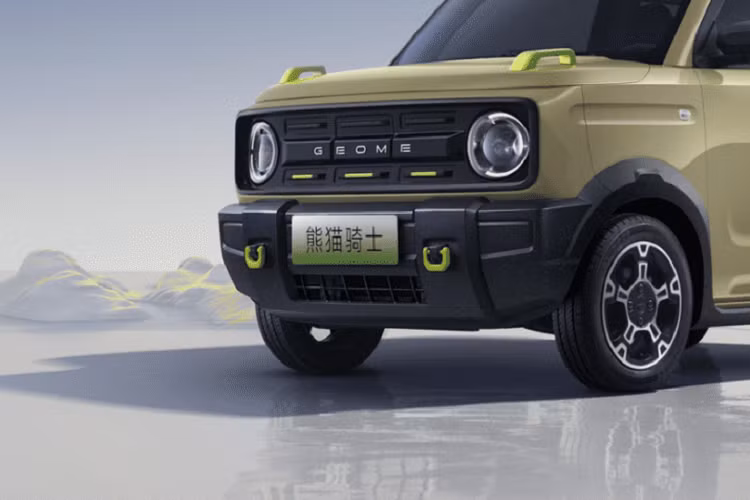 Knight là mẫu xe thứ hai trong dòng Panda của nhà sản xuất ôtô đến từ Chiết Giang. Nó theo sau một chiếc hatchback, Panda Mini , được cho là câu trả lời của Geely cho vua xe mini ở Trung Quốc, Wuling Hongguang MINI EV. Doanh số bán hàng của Geely Panda Mini ổn định ở mức khoảng 7.000 chiếc mỗi tháng.