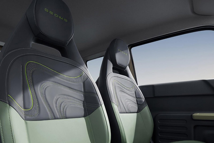 Nó cũng hỗ trợ kết nối liền mạch với điện thoại thông minh, điều khiển từ xa thông qua ứng dụng, các chức năng phím Bluetooth di động, hàng ghế sau của xe Geely Panda Knight có thể gập xuống, mang lại không gian chứa đồ lên tới 800 lít, có thể chứa được 4 kiện hành lý.