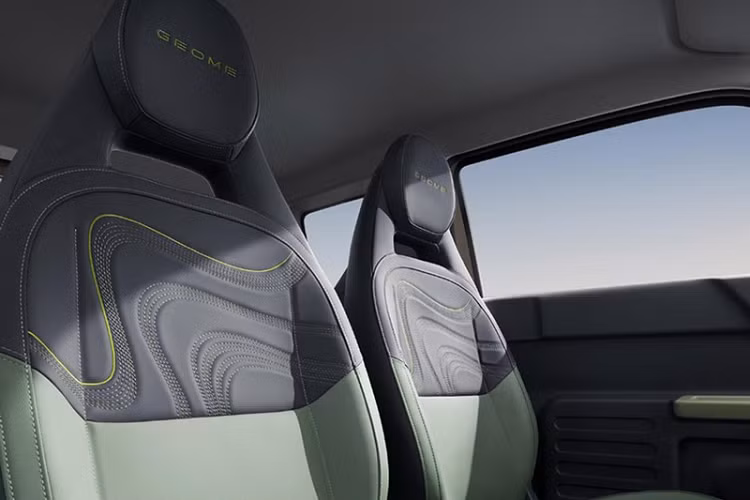 Nó cũng hỗ trợ kết nối liền mạch với điện thoại thông minh, điều khiển từ xa thông qua ứng dụng, các chức năng phím Bluetooth di động, hàng ghế sau của xe Geely Panda Knight có thể gập xuống, mang lại không gian chứa đồ lên tới 800 lít, có thể chứa được 4 kiện hành lý.